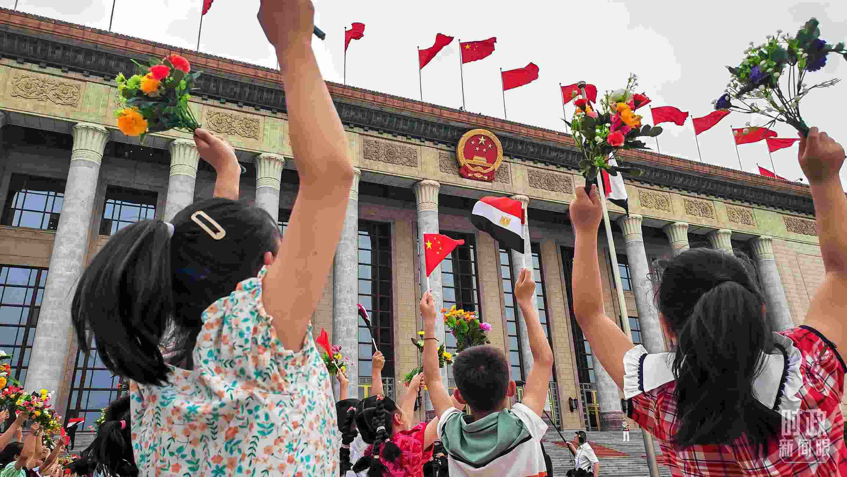 △5月29日下午，習(xí)近平主席舉行儀式歡迎埃及總統(tǒng)塞西訪華。圖為歡迎儀式現(xiàn)場(chǎng)的少年兒童。（總臺(tái)央視記者劉琦拍攝）