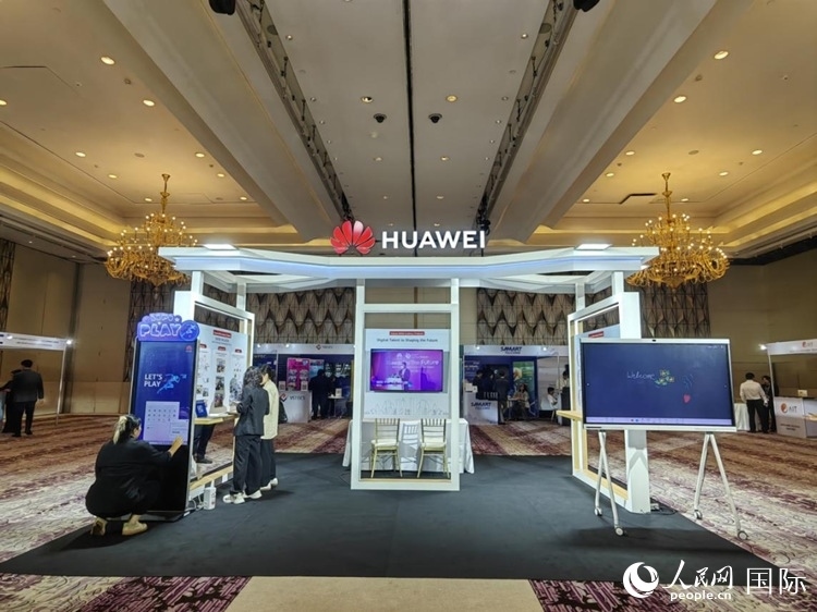 峰會現(xiàn)場，由泰國政府、中泰高校和客戶伙伴搭建的人才雙選會和伙伴展臺開放。人民網(wǎng)記者 楊一攝