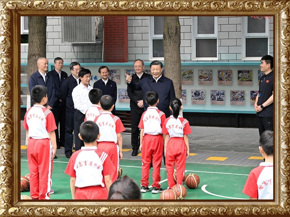 2023年5月31日上午，習近平總書記來到北京育英學(xué)?？赐繂枎熒诨@球場同正在上體育課的小學(xué)生們親切交流。習近平親切地說：“現(xiàn)在生活條件好了，孩子們不是要吃得胖胖的，而是要長得壯壯的、練得棒棒的?！? width=