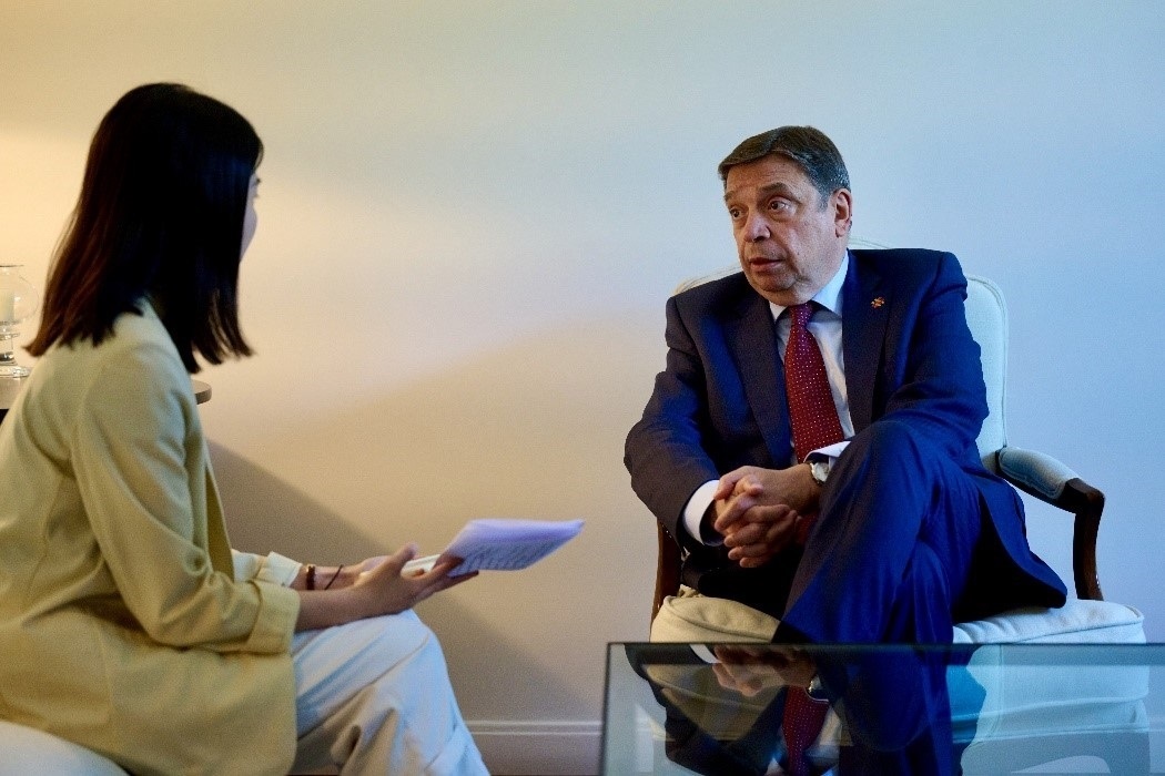 西班牙農業(yè)、漁業(yè)和食品大臣普拉納斯接受人民網專訪。西班牙駐華大使館供圖