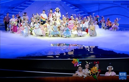 6月1日，演員在“我和祖國一起成長”主題演出活動中表演。新華社記者 金良快 攝