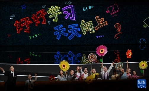 6月1日，演員在“我和祖國一起成長”主題演出活動中表演。新華社記者 金良快 攝