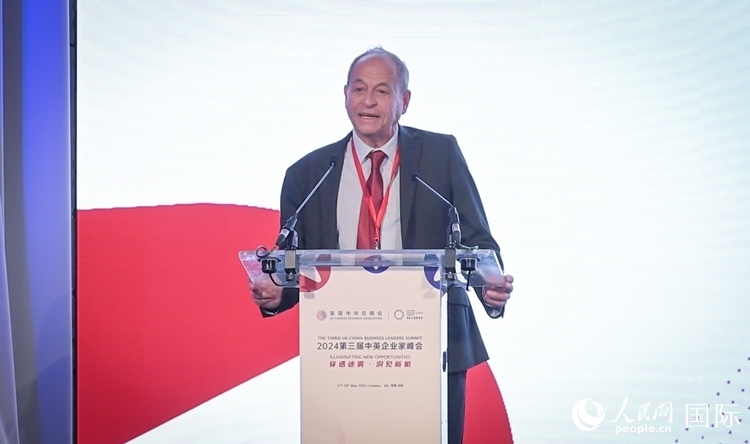 英國48家集團俱樂部榮譽主席斯蒂芬·佩里致辭。人民網(wǎng) 郭錦標(biāo)攝