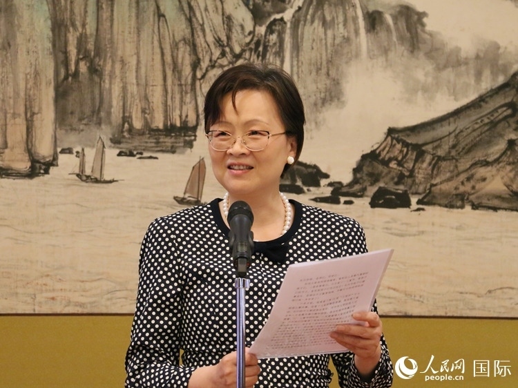 大使夫人丁玥致辭。人民網(wǎng) 許可攝