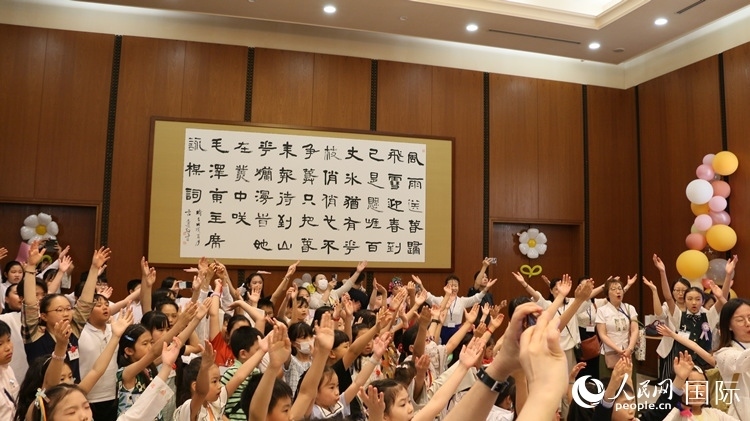 小朋友們合唱《明天會更好》。人民網(wǎng) 許可攝