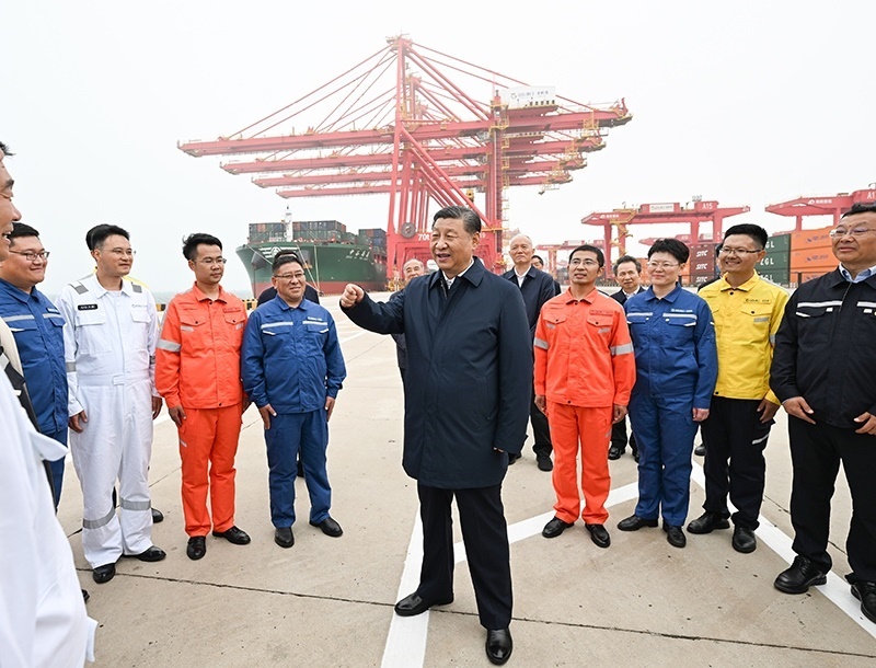 △2024年5月22日，習(xí)近平總書(shū)記在山東省日照港親切慰問(wèn)港口科技工作者、運(yùn)營(yíng)人員、航運(yùn)人員。