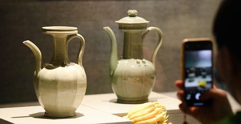 2021年9月14日，浙江省博物館，觀眾在拍攝北宋龍泉窯執(zhí)壺（左）和龍泉青瓷藝人劉杰制作的執(zhí)壺。