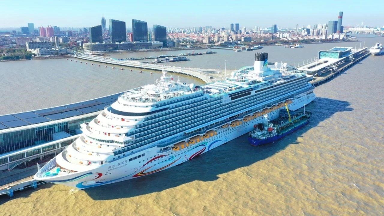 △2024年1月1日，國產(chǎn)首艘大型郵輪“愛達(dá)·魔都號”從上海吳淞口國際郵輪港開啟商業(yè)首航。