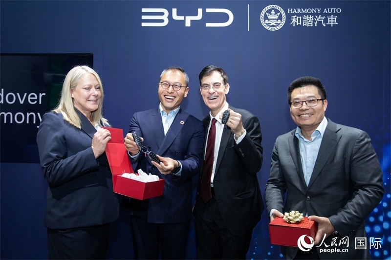 兩位英國消費(fèi)者獲得新車鑰匙。人民網(wǎng)記者 許立群攝影