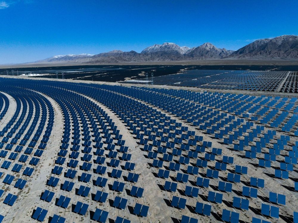 這是2024年4月23日在青海省海西蒙古族藏族自治州德令哈市光伏（光熱）產(chǎn)業(yè)園拍攝的光熱電站（無人機照片）。新華社記者 張龍 攝