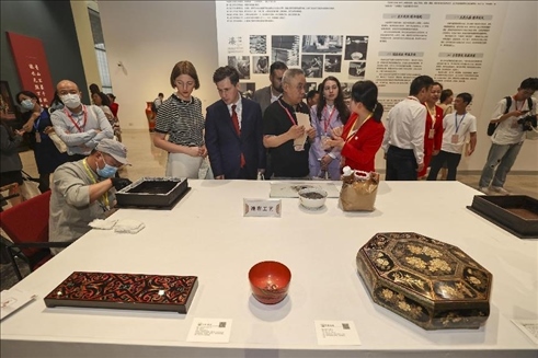 2023年5月28日，北京，推光漆器匠人為駐華使節(jié)展示技藝。