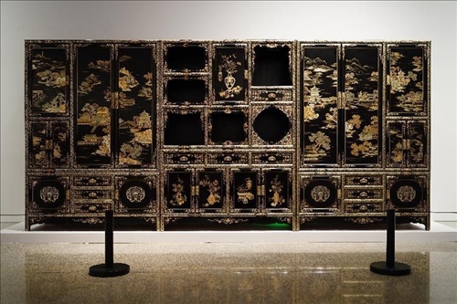 2023年7月9日，北京，中國工藝美術(shù)館·中國非物質(zhì)文化遺產(chǎn)館，“山西特色專業(yè)鎮(zhèn)·平遙非遺雙寶中華行”展覽展出的推光漆器作品。