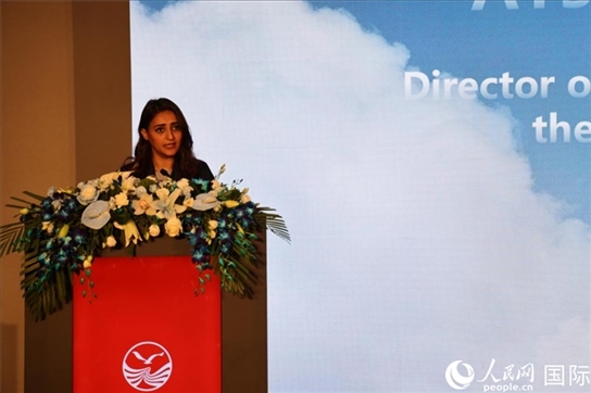 阿聯(lián)酋經(jīng)濟(jì)部旅游司司長(zhǎng)艾莎·阿菲菲致辭。人民網(wǎng)記者張志文攝