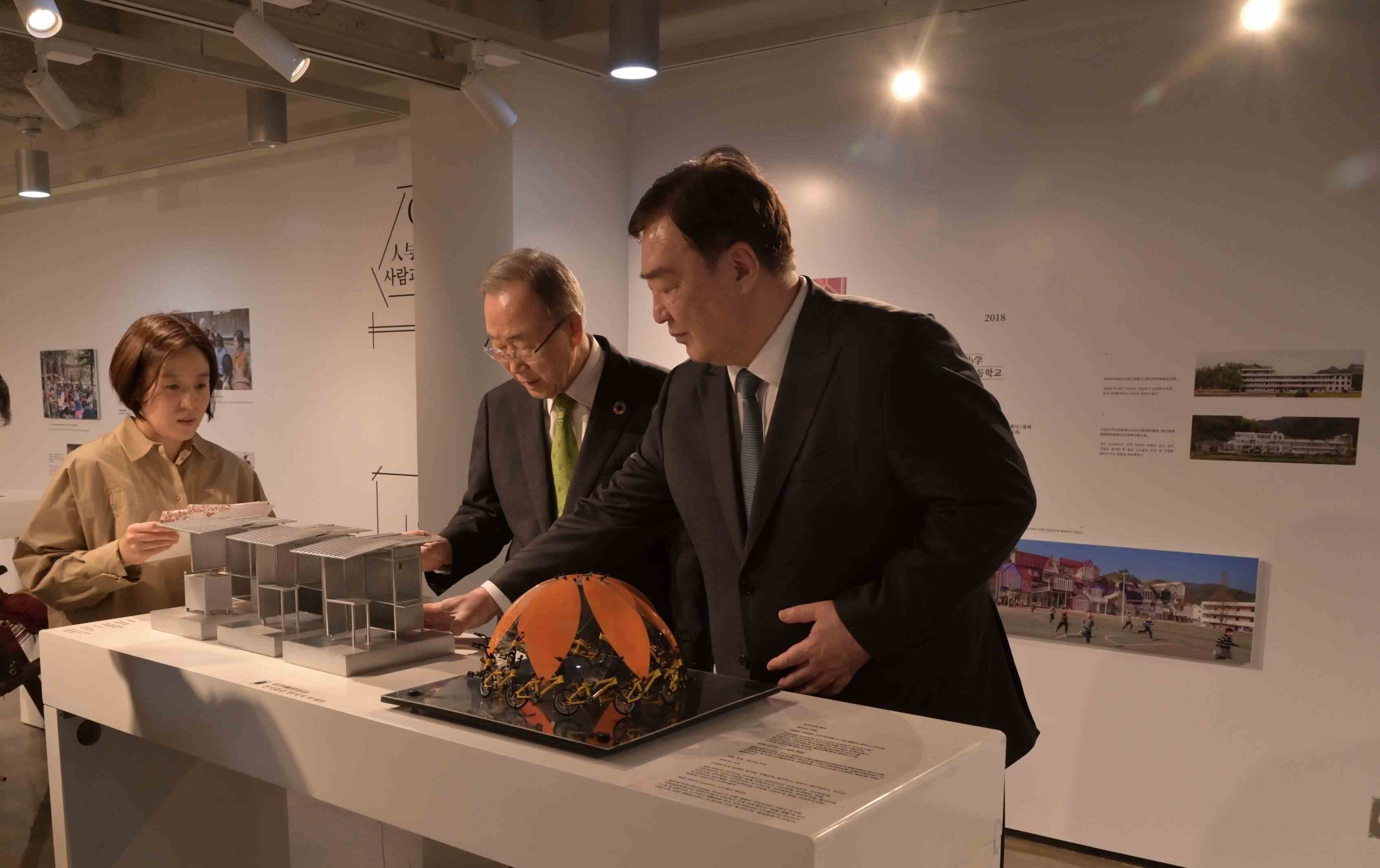 邢海明（右一）與潘基文共同參觀《自然生活傳承——美麗中國(guó)特展》。首爾中國(guó)文化中心供圖