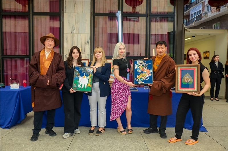 西班牙嘉賓參觀青海傳統(tǒng)手工技藝展示。主辦方供圖