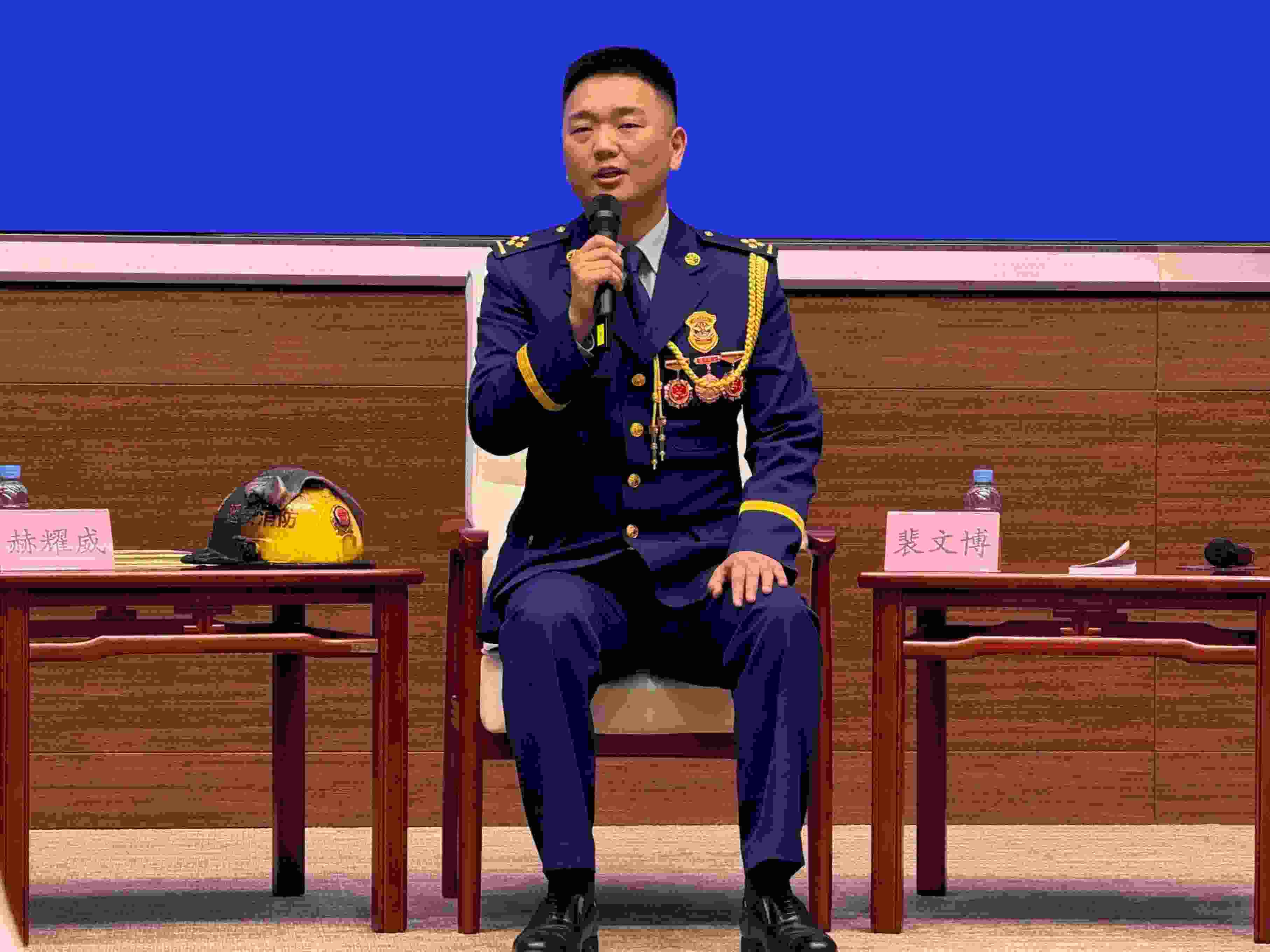 寶塔消防救援站政治指導員裴文博在回答記者提問。人民網(wǎng)記者 郝萍攝