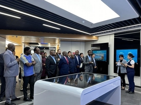 使節(jié)團考察云上貴州大數據集團展示中心。新華社記者 袁睿 攝