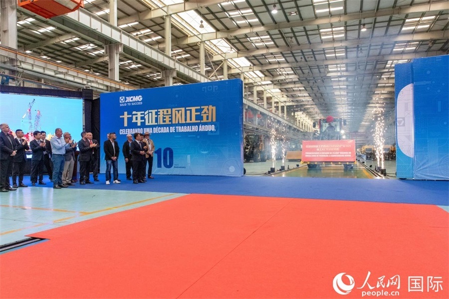 儀式上，米納斯吉拉斯州、波蘇阿雷格里市政府官員，徐工巴西制造的供應(yīng)商、經(jīng)銷商、客戶伙伴、員工代表和在巴中資機(jī)構(gòu)代表等，一起祝賀徐工巴西制造第23456臺(tái)產(chǎn)品下線并交付客戶。 人民日報(bào)社拉美中心分社 威廉·科埃略·維亞納攝