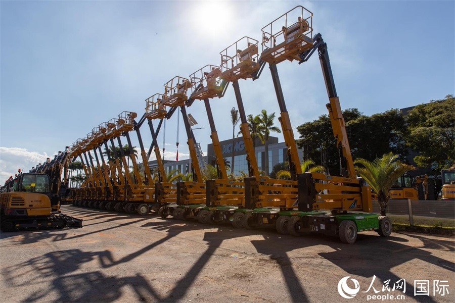 在徐工巴西制造生產(chǎn)基地，一批完成生產(chǎn)的設(shè)備正準(zhǔn)備交付客戶。 人民日報(bào)社拉美中心分社 威廉·科埃略·維亞納攝