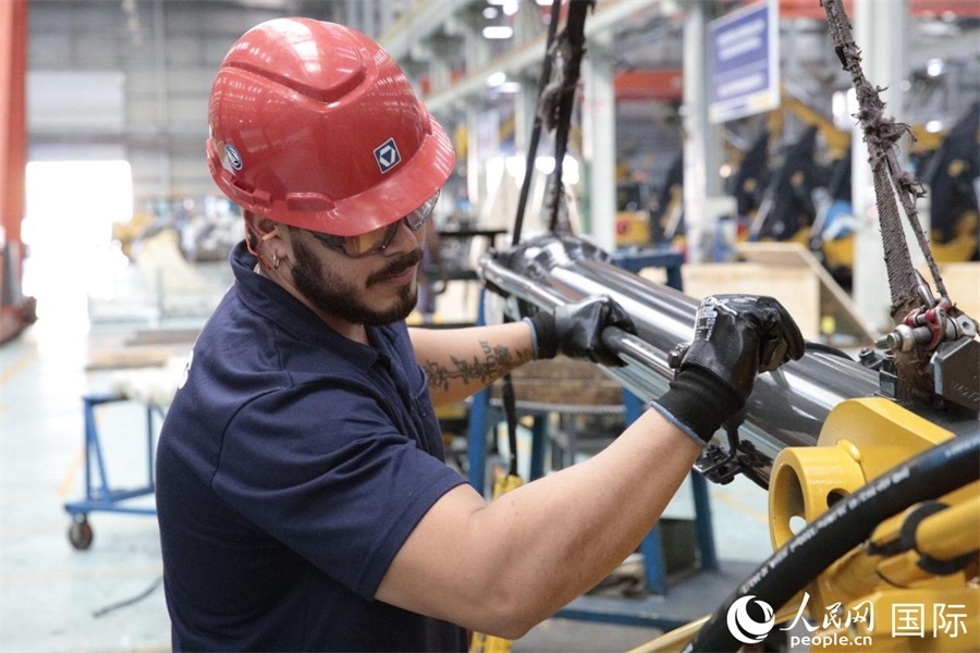 一名徐工巴西制造基地的當(dāng)?shù)貑T工正在進(jìn)行設(shè)備安裝和調(diào)試。 人民日報(bào)社拉美中心分社 威廉·科埃略·維亞納攝