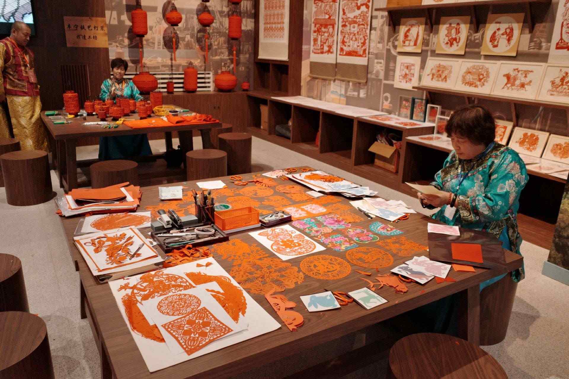 “氣象萬千——中國非遺保護實踐主題展”上，非遺傳承人現(xiàn)場展示。人民網(wǎng)記者 劉微攝