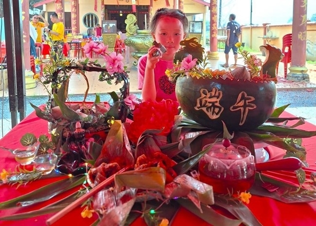 小朋友展示學裹粽子的成品照。組委會供圖