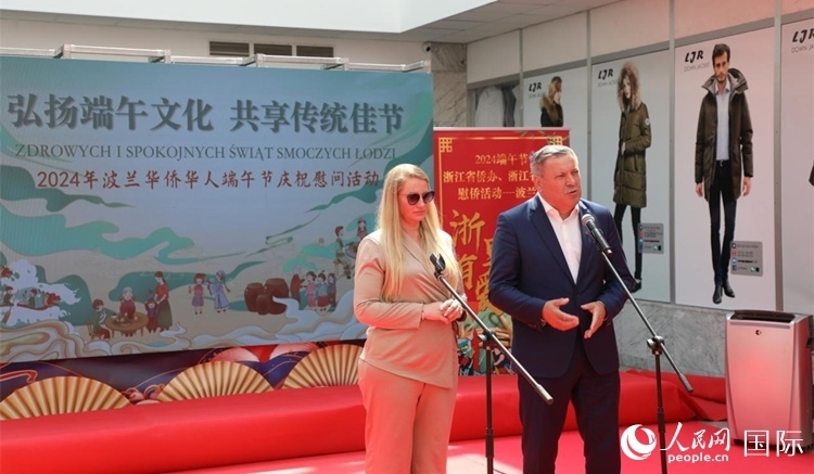 皮耶霍欽斯基（右）在活動上致辭。人民網(wǎng)記者 李增偉攝