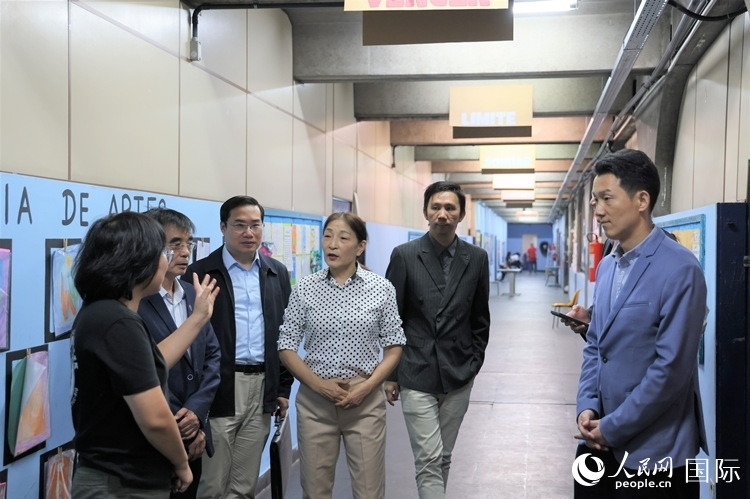 中國(guó)駐里約總領(lǐng)館商務(wù)參贊敬艷輝（右一）等嘉賓在里約孔院中方院長(zhǎng)孫艷萍（左一）帶領(lǐng)下，參觀薩繆爾·韋納公立學(xué)校的中文教室，了解該校中文教學(xué)軟硬件設(shè)施。人民網(wǎng)記者 時(shí)元皓攝