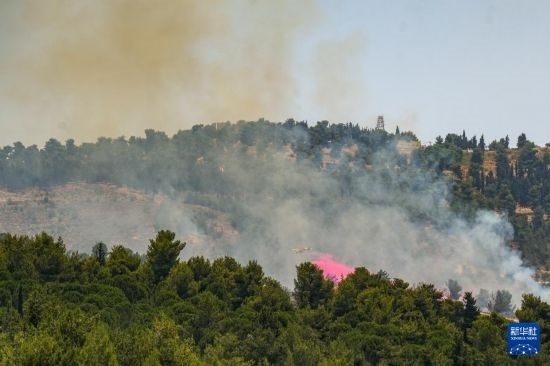 6月12日，以色列北部加利利地區(qū)遭受火箭彈襲擊后冒出滾滾濃煙。新華社發(fā)（阿亞爾·馬戈林攝/基尼圖片社）