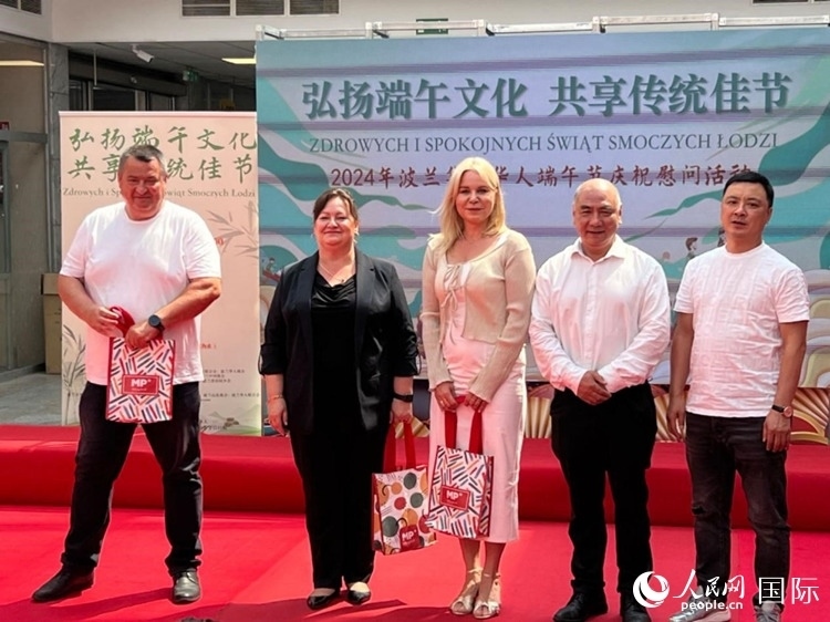 向波蘭友人發(fā)放端午節(jié)慰問品。人民網(wǎng)記者 李增偉攝