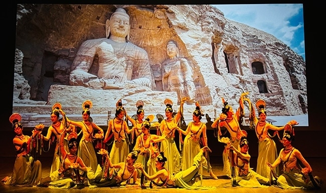 展演現(xiàn)場，同學(xué)們在表演節(jié)目《云岡飛天印象》。校方供圖