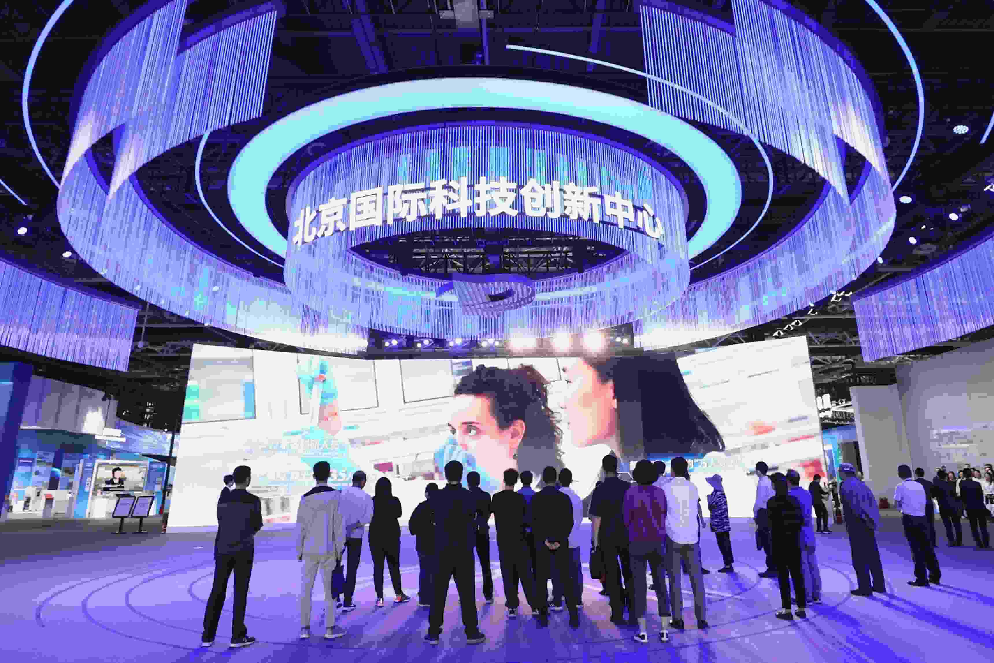 △2024年5月11日，觀眾在中關(guān)村展示中心觀看科技創(chuàng)新宣傳片。