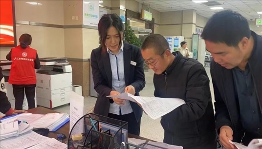 成都市溫江區(qū)市場監(jiān)管局為群眾提供“個轉(zhuǎn)企”登記幫辦服務。成都市市場監(jiān)管局供圖