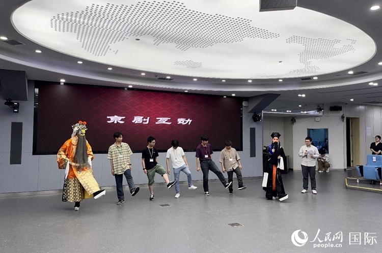 日本大學(xué)生代表團(tuán)學(xué)習(xí)京劇臺步。人民網(wǎng)記者 陳思攝