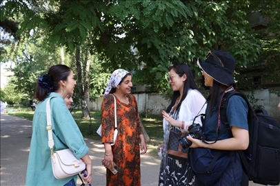 人民日?qǐng)?bào)記者和塔方記者在進(jìn)行交流。顏歡攝