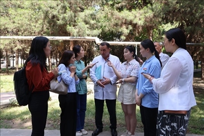 聯(lián)合采訪團(tuán)隊(duì)在采訪塔吉克斯坦中央眼科醫(yī)院副院長(zhǎng)馬爾索羅夫·薩爾杜洛。胡澤曦?cái)z