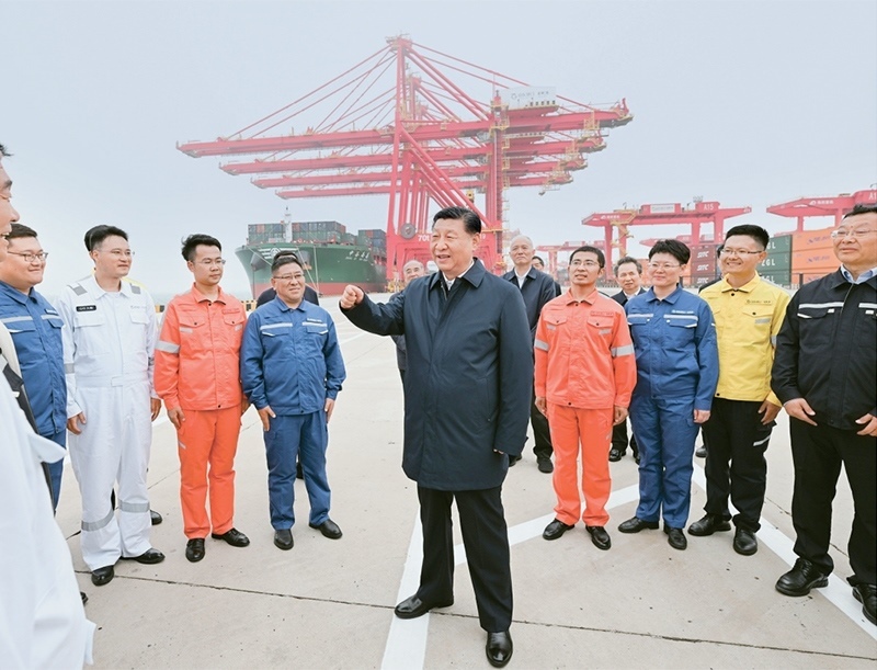 2024年5月22日至24日，中共中央總書記、國家主席、中央軍委主席習(xí)近平在山東考察。這是22日下午，習(xí)近平在日照港親切慰問港口科技工作者、運(yùn)營人員、航運(yùn)人員。 新華社記者 謝環(huán)馳/攝