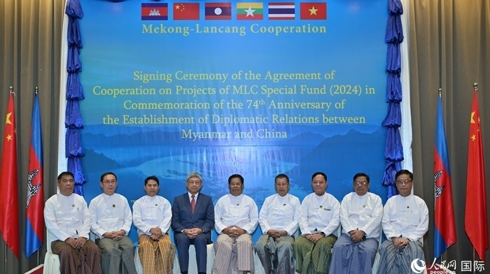 中國駐緬甸大使陳海（左四）與緬方執(zhí)行部委部長合影。人民網(wǎng)記者 謝佳君攝