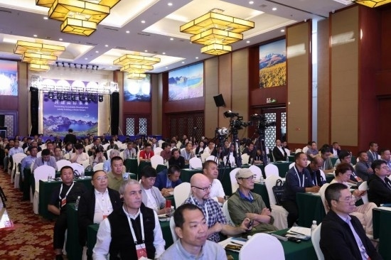  6月15日，“長白山·世界地質(zhì)公園、世界生物圈保護(hù)區(qū)可持續(xù)發(fā)展會(huì)議”現(xiàn)場。新華社發(fā)