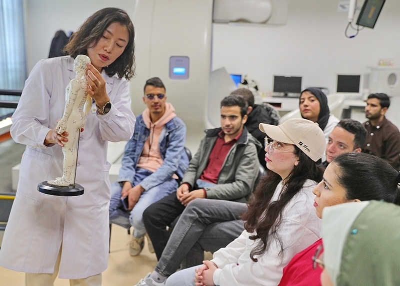 2023年4月19日，河北省秦皇島市中醫(yī)醫(yī)院醫(yī)務(wù)工作者為燕山大學(xué)外國留學(xué)生講解中醫(yī)經(jīng)絡(luò)知識。