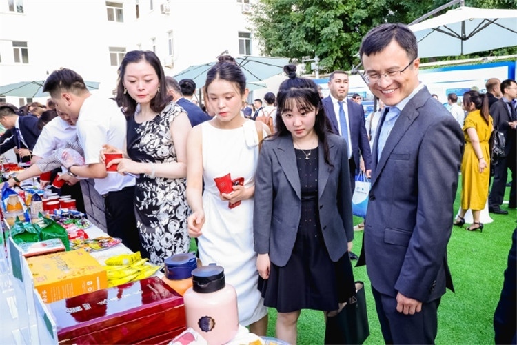 與會嘉賓參觀品鑒上合組織農業(yè)基地特產。主辦方供圖