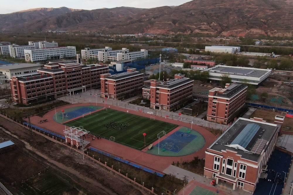 這是果洛西寧民族中學(xué)（2021年4月28日攝，無人機(jī)照片）。