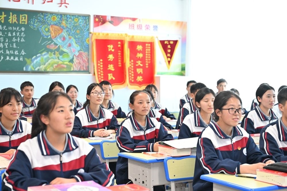 2024年6月18日，果洛西寧民族中學(xué)學(xué)生在上課。