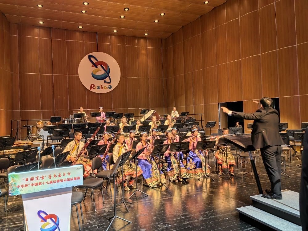 5月4日，來自果洛西寧民族中學(xué)的果洛州青少年管樂團(tuán)在山東省日照市演出。