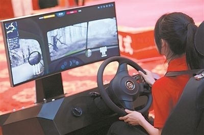 圖為廣西師范大學(xué)學(xué)生羅曉瑩體驗沉浸式紅色愛國主義教育產(chǎn)品。受訪者供圖