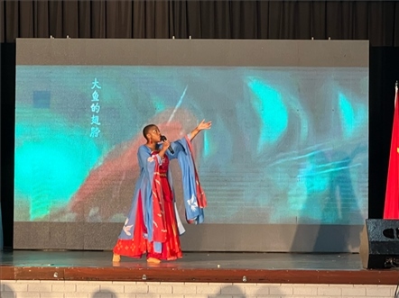 一等獎獲得者彩翼進(jìn)行才藝表。（圖片來源：孔子課堂）
