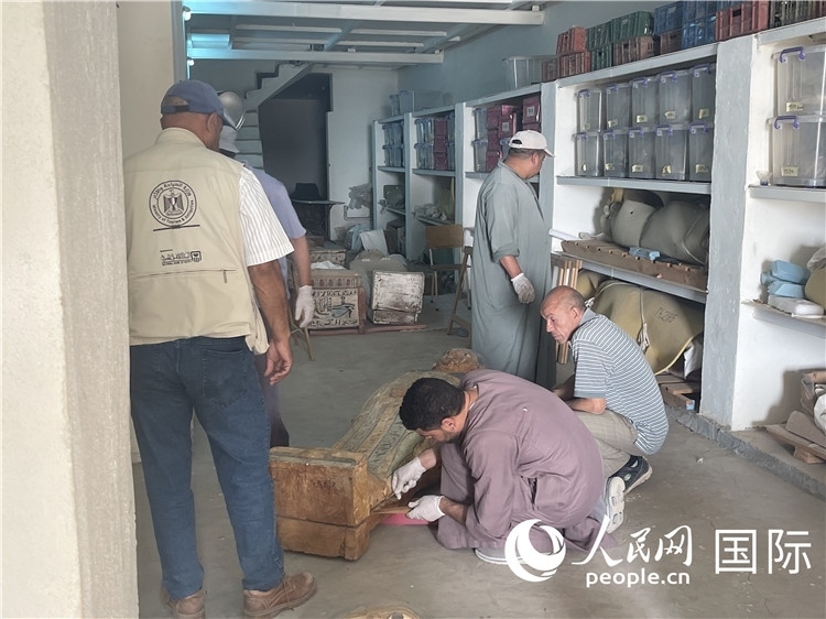 圖為中埃薩卡拉新出土文物數(shù)字化調(diào)查與研究項目團隊在工作現(xiàn)場。薛江攝