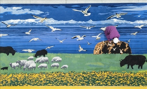 在青海省西寧市圣源地毯集團(tuán)有限公司生產(chǎn)車間，操作工檢查毯面、拔花刺（2023年2月4日攝）。新華社記者 才揚(yáng) 攝