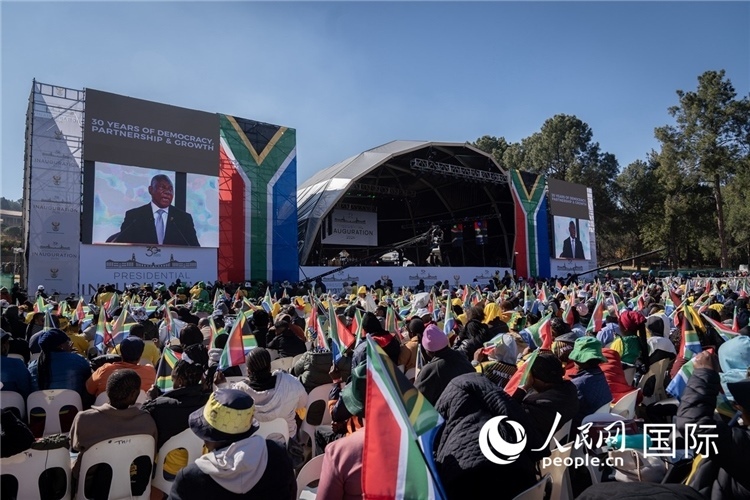 南非民眾觀看拉馬福薩總統(tǒng)就職演說。 人民日報非洲中心分社 希拉茲·莫林攝