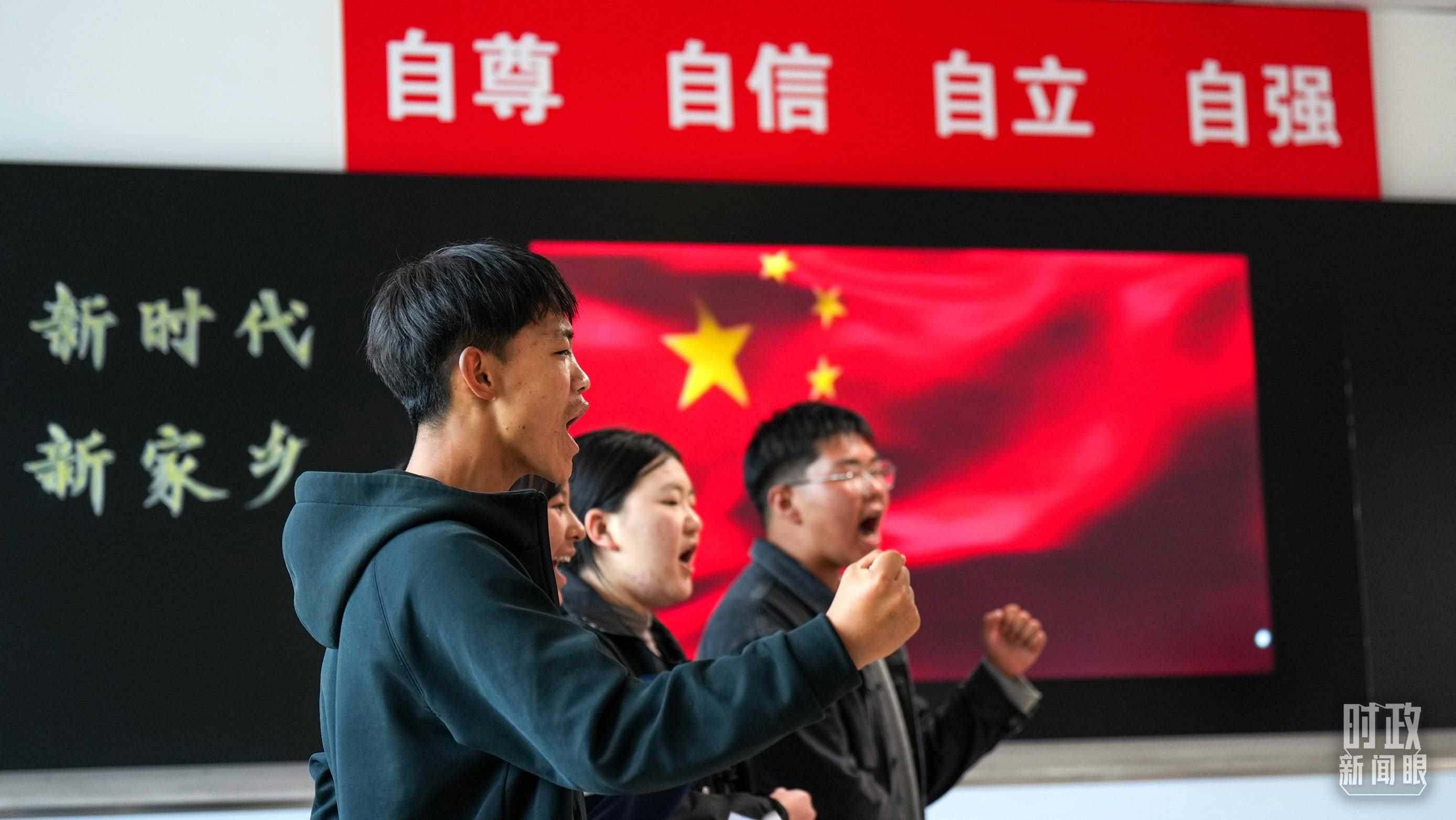 △果洛西寧民族中學(xué)高一（1）班的“新時代、新家鄉(xiāng)”主題思政課。（總臺央視記者許永松、國廣記者李晉拍攝）